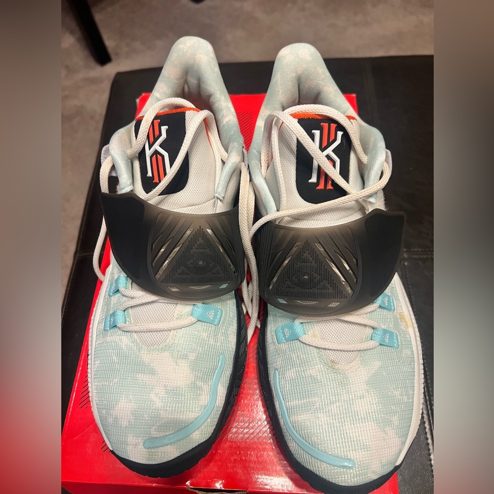 Men’s Kyrie 3.  Few spots.  Comes with box.  Men’s size 11.